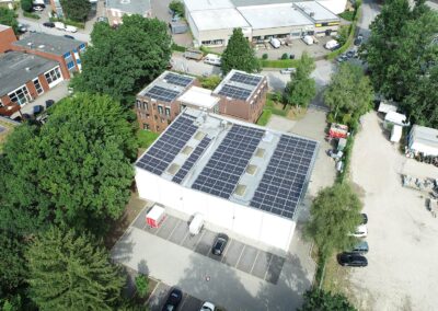 Kleines Bürogebäude mit PV Anlage auf dem Dach aus der Luft fotographiert