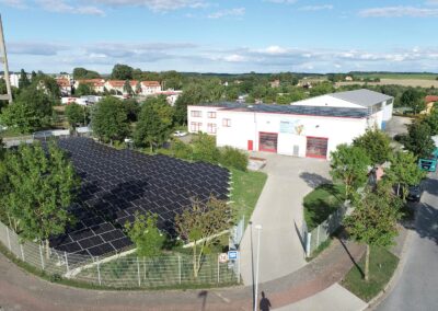 Solaranlage auf dem Dach und einer Freifläche zur Eigenversorgung des Betriebs