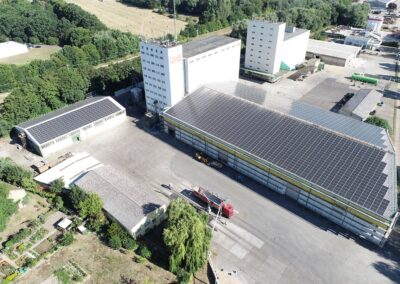 Eine große Photovoltaik-Anlage auf dem Dach um Stromkosten zu senken