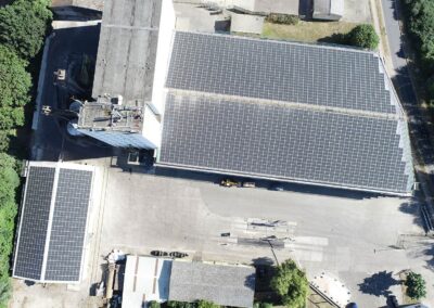 Große Solaranlage aus der Luft fotographiert auf einem Dach eines Gewerbebetriebs