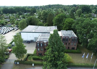 Büro Gewerbepark Hamburg Nord mit Solar PV Anlage im Hintergrund viele grüne Bäume