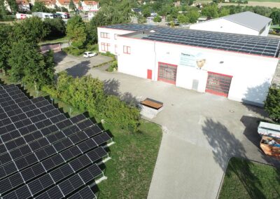 Drohnenaufnahme einer PV Anlage Photovoltaik Dach und Freifläche