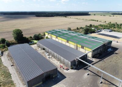 Hallen eines Landwirts mit PV Modulen zum Eigenverbrauch