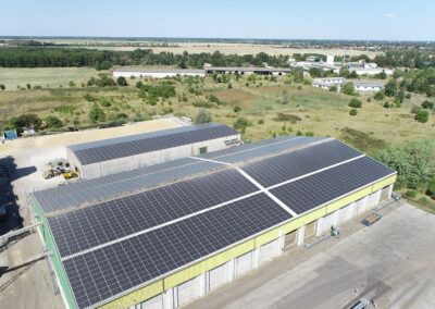 Ein Landwirtschaftlicher Betrieb mit Solarzellen auf dem Dach