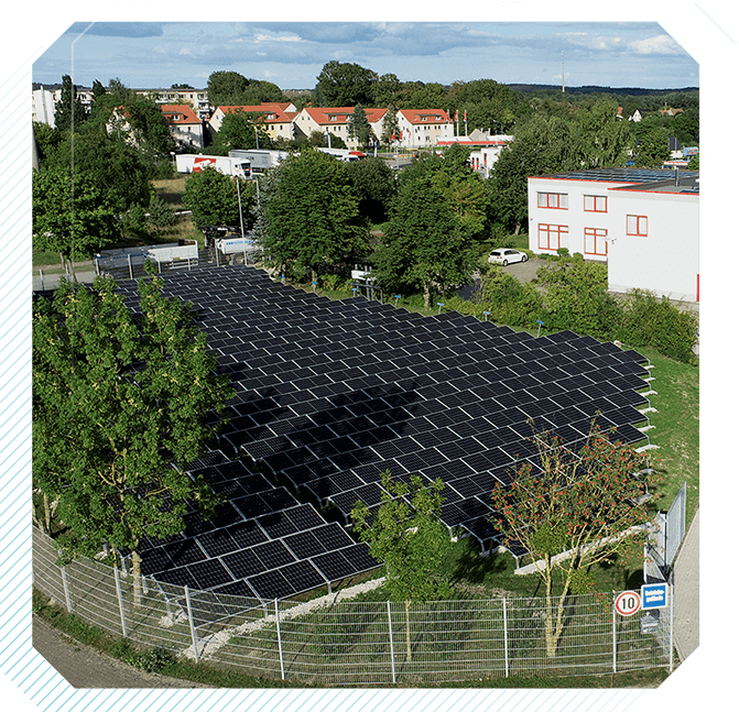 Wiese mit Solaranlage bei Sonnenschein optimale Flächennutzung