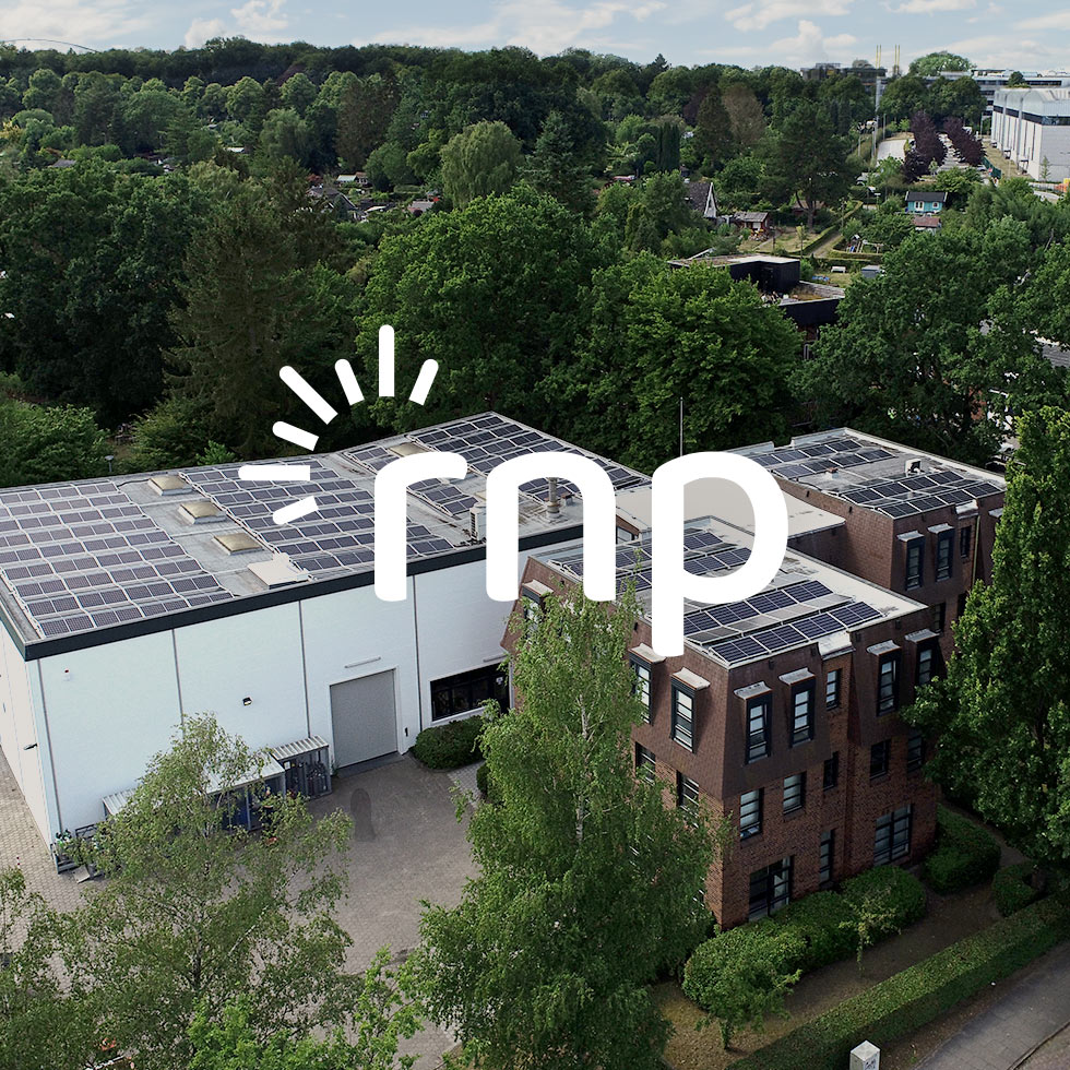 rnp Firmensitz Hamburg PV Anlage auf Bürogebäude von grünen Bäumen umgeben